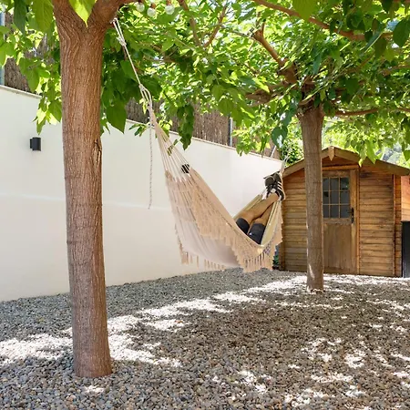 Апартаменти 4-bedroom With Private Garden In