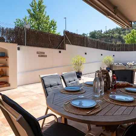Апартаменти 4-bedroom With Private Garden In
