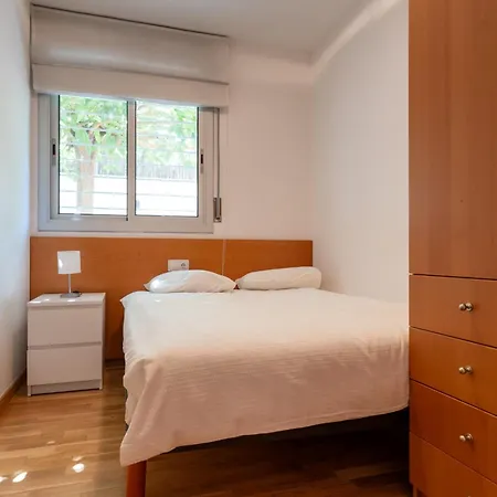 Апартаменти 4-bedroom With Private Garden In